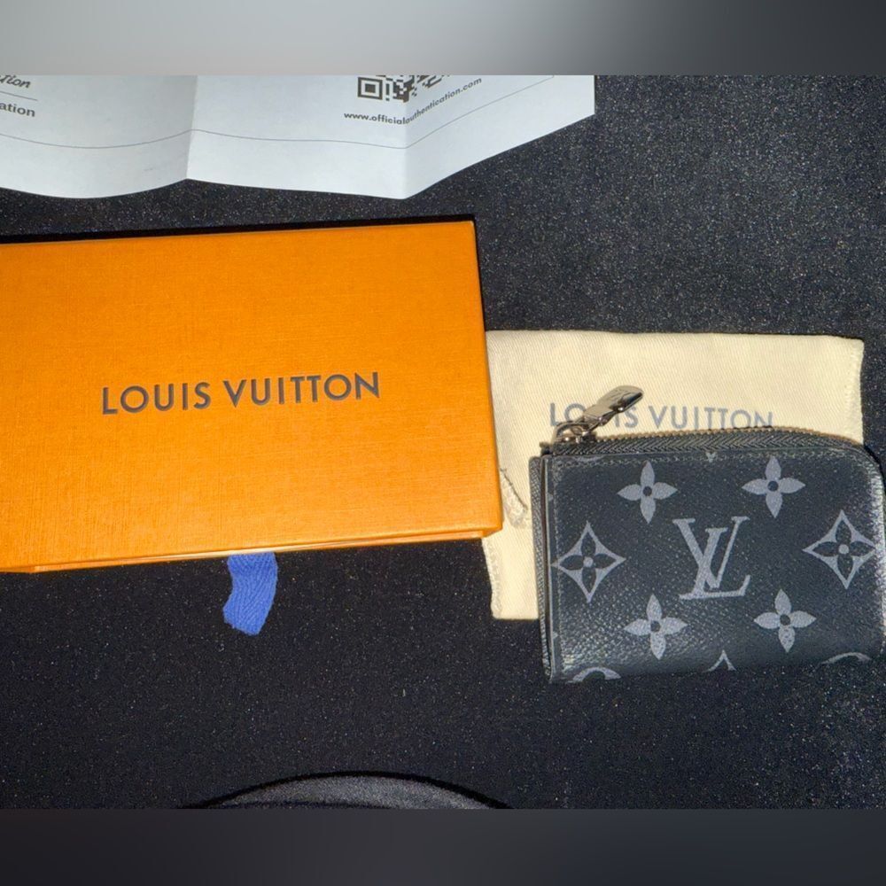 Used in excellent condition Louis Vuitton  blk Gray Eclipse Monogram Card Holder